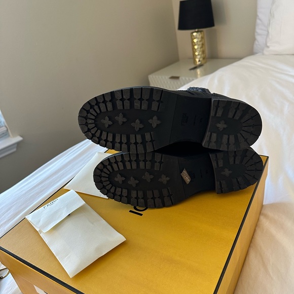 Fendi Rockoko
Black leather biker boots with stretch fabric size 36.5 - Picture 7 of 10